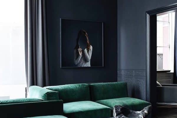 It's not all about the teal walls. These velvet sofas are so stylish. Beautiful ? Hege in France