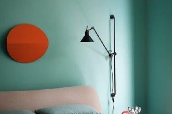 Loving the modern feel of this bedroom and that pop of colour against the teal looks superb. ?Boca do lobo