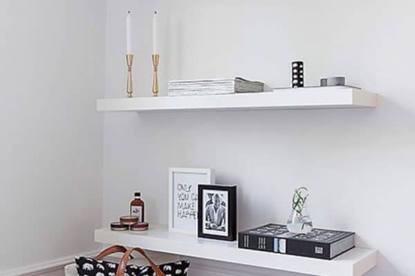 Oh just look how minimal these shelf’s are. Simply styled to perfection. And that tan leather basket perfect. ? Eleni