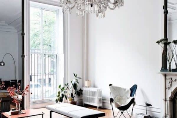 Classic styling in this white Appartment adding the touches of monochrome makes one sophisticated statement. And that parquet floor is magnificent against the white. ?socialbliss