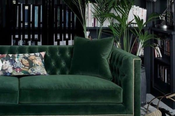 Just had to add a green velvet sofa to our dark interior day. It’s a beauty don’t you think. 

Sofa and pic by @sweetpeaandwillow