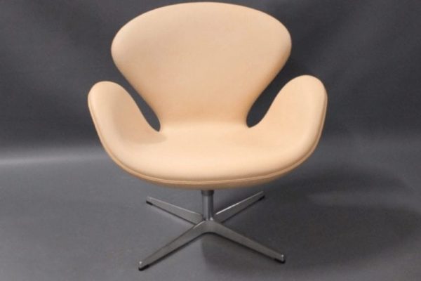 Swan chair, model 3320, by Arne Jacobsen